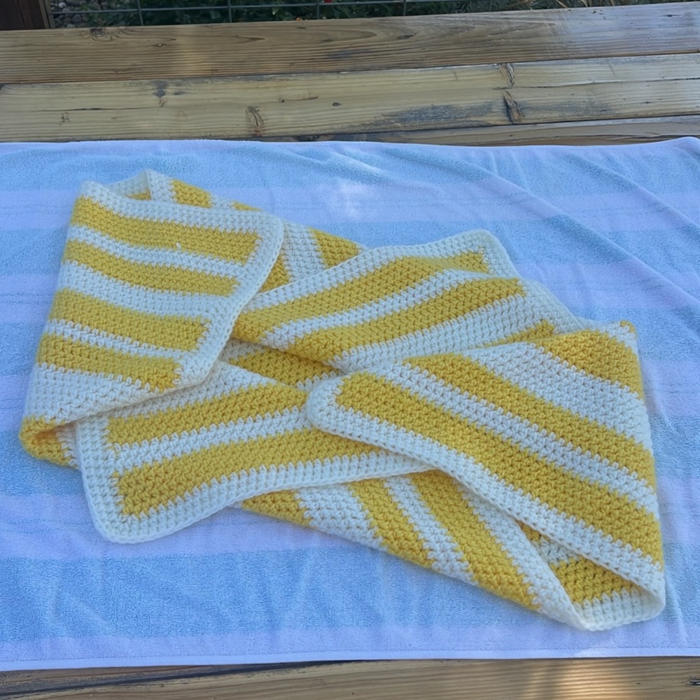 Handmade Yellow and White Knit Baby Blanket size 38 in x 27.5 in.  EUC